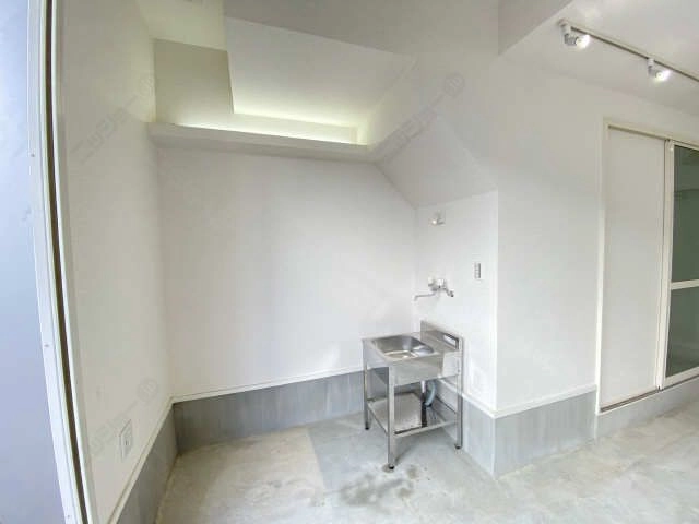 １階車庫内間接照明２