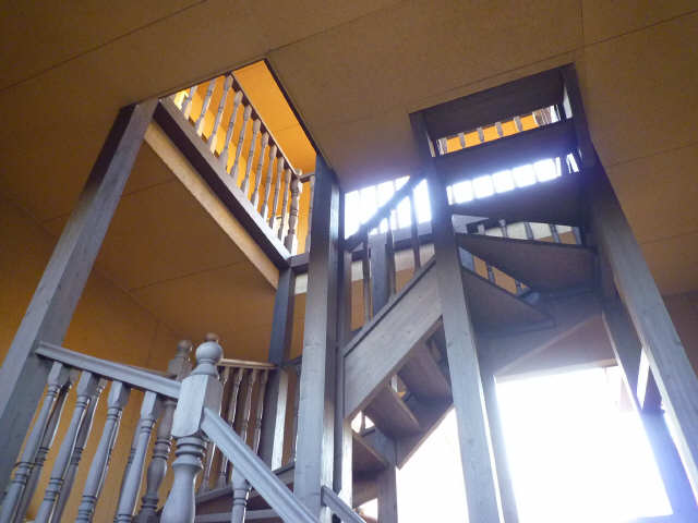 カーサヴェローナ　北棟 2階 供用部ウッド螺旋階段