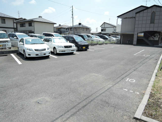 レジデンスカワセ 1階 駐車場