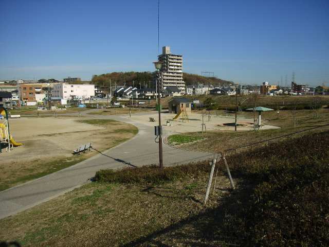 物件前の公園