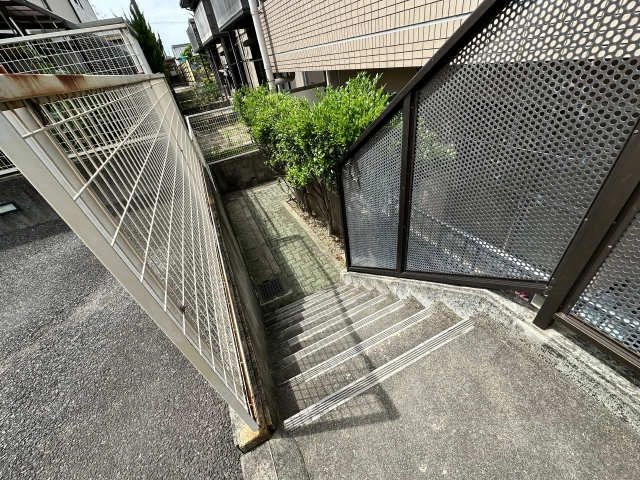 駐車場に抜ける通路