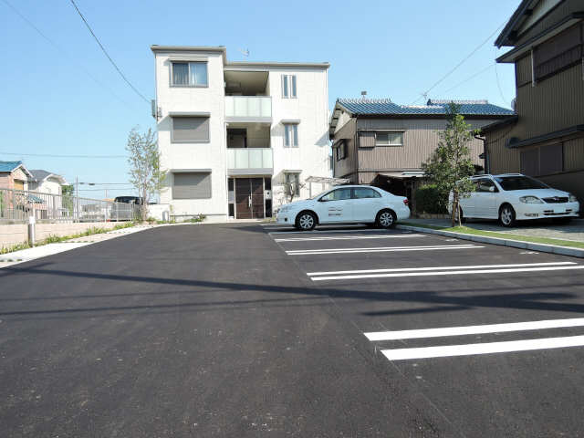 ラサーナ桂 3階 駐車場