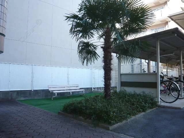 敷地内、憩いのベンチ