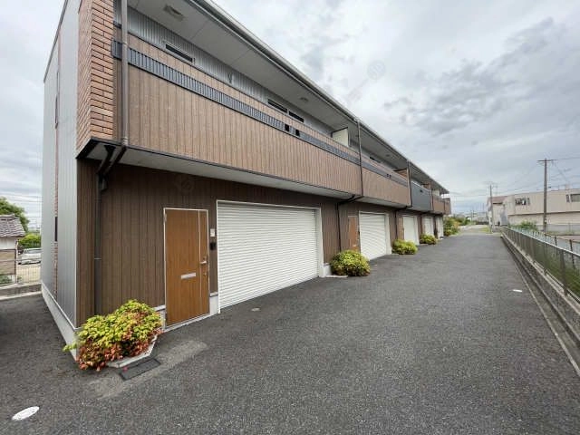 シャッター付ガレージ
