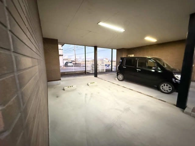 屋根付部分駐車場