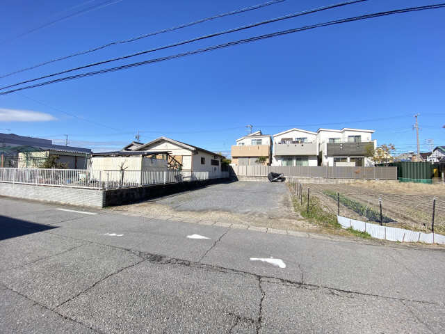 敷地外砂利駐車場
