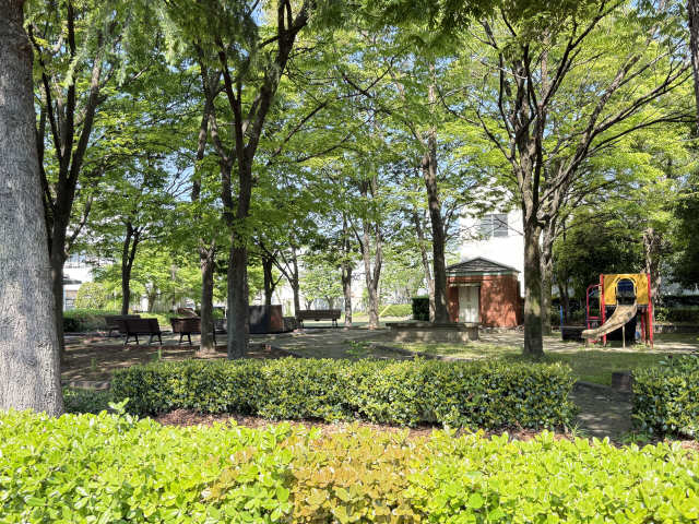 隣地公園