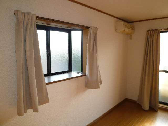 角部屋のみ横窓あり