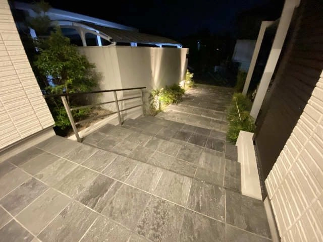 夜のエントランス付近