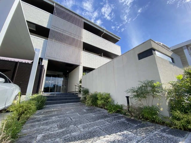 緑溢れるアプローチ