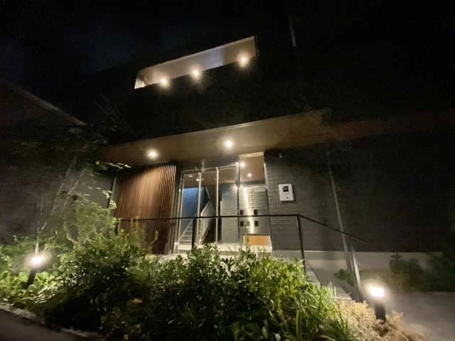 夜のエントランス