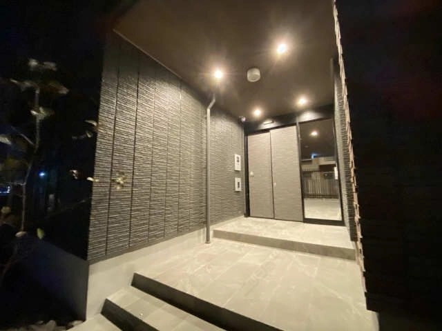 夜のエントランス