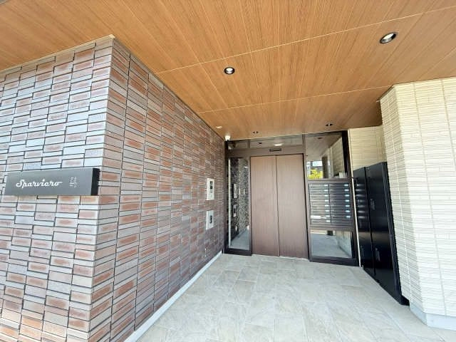 日中のエントランス