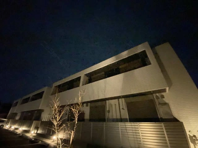 夜の建物全景