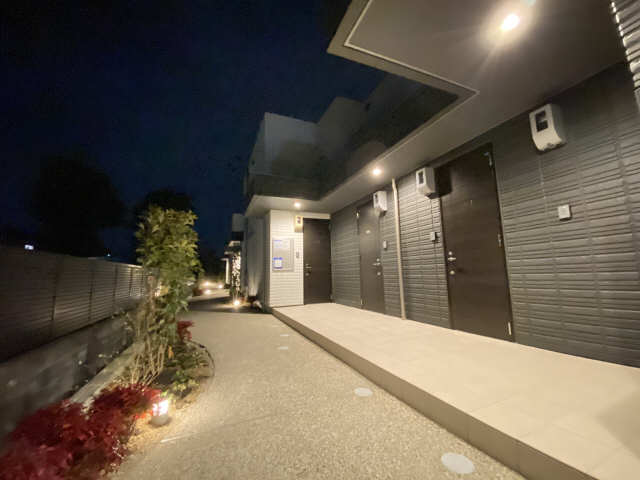 夜の玄関前