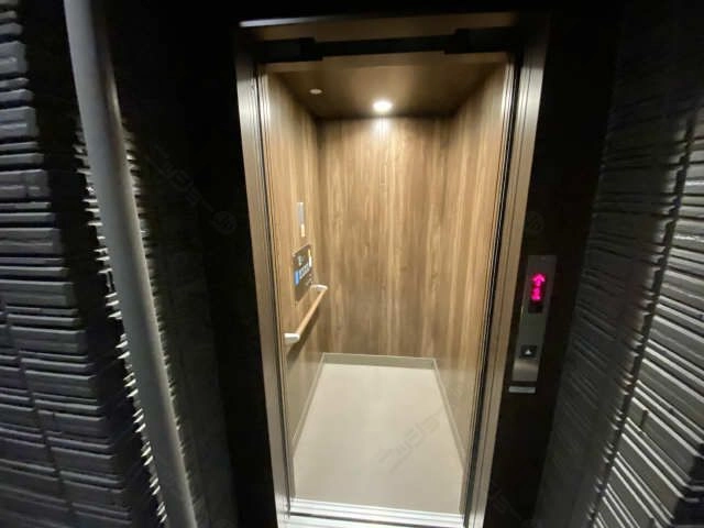 エレベーター内部