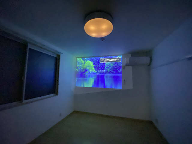 天井照明型プロジェクター