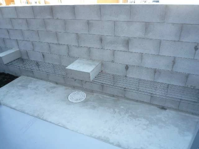 １階通路ベンチ