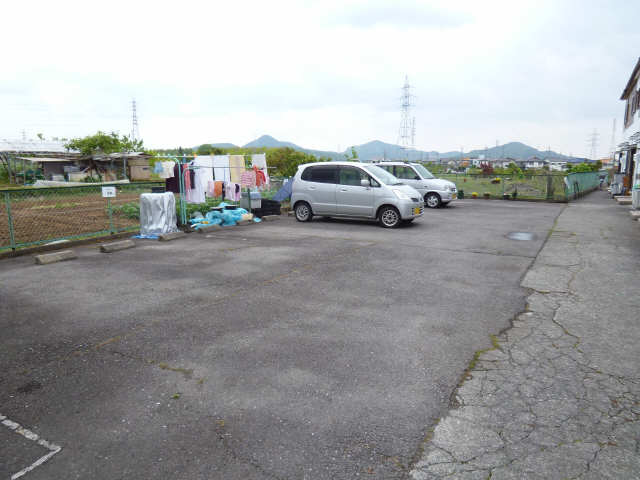 ホームタウン  駐車場