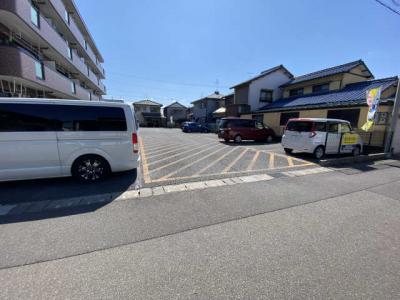 ラクール中切 3階 駐車場