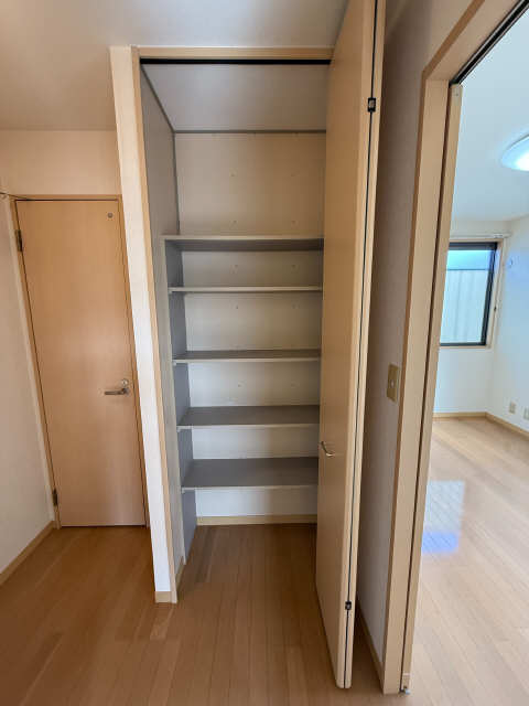 ２階廊下収納