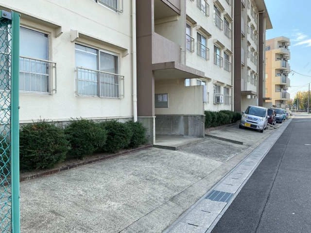 北側駐車場
