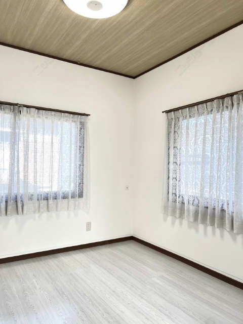 ２階北側４帖半洋室