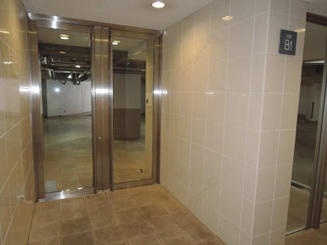 地下駐車場出入り口