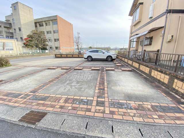 十夢 1階 駐車場