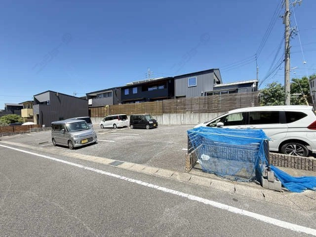 北側敷地外駐車場