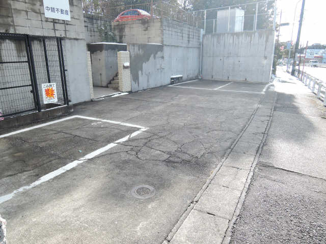 コーポ榎山 2階 駐車場