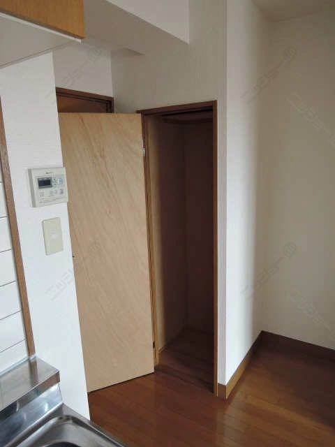 キッチン横収納2