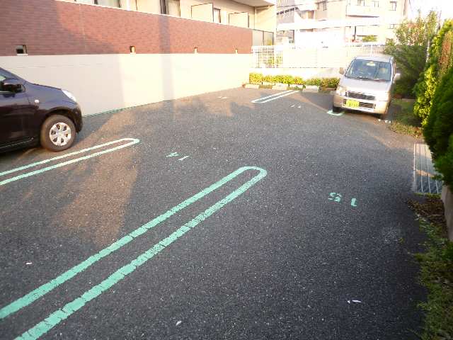 前田ハイツ 3階 駐車場