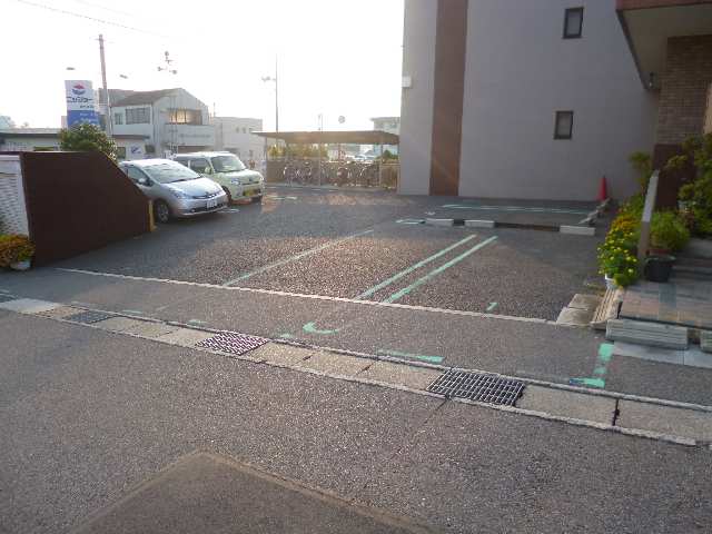 前田ハイツ 3階 駐車場