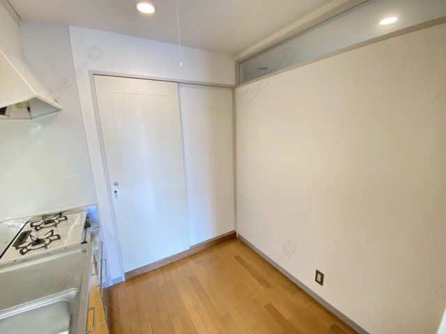 キッチン背面冷蔵庫置き場