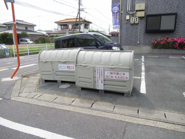 メゾン・ド・ジュール 2階 敷地内ゴミ置き場