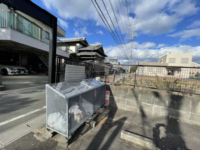 栗真ロイヤルハイツ　東棟 2階 ゴミステーション