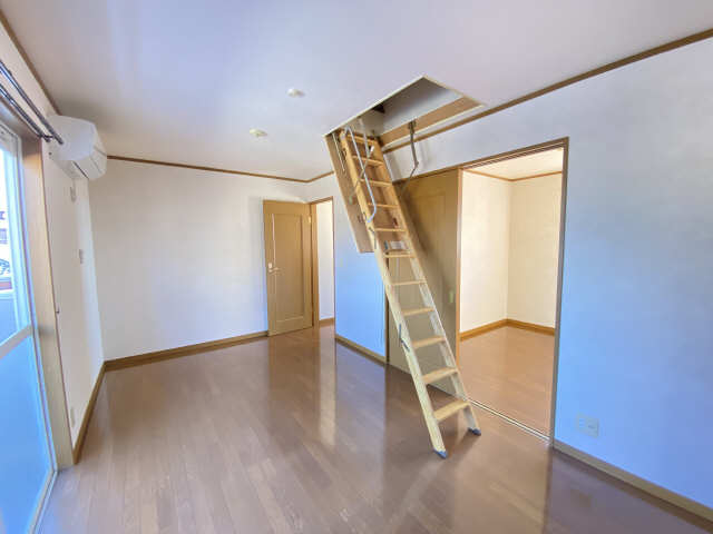 屋根裏収納階段