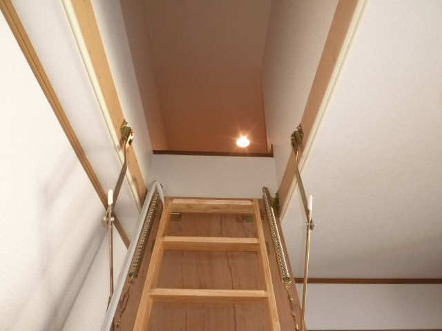 屋根裏収納