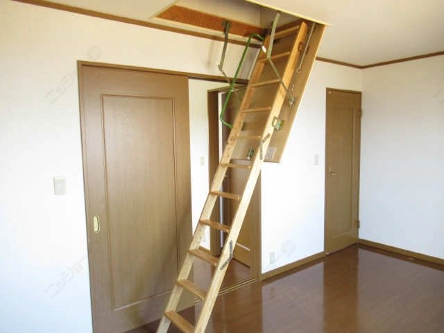 屋根裏収納