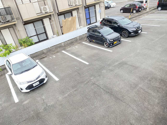 石神ハイツＢ棟 1階 駐車場