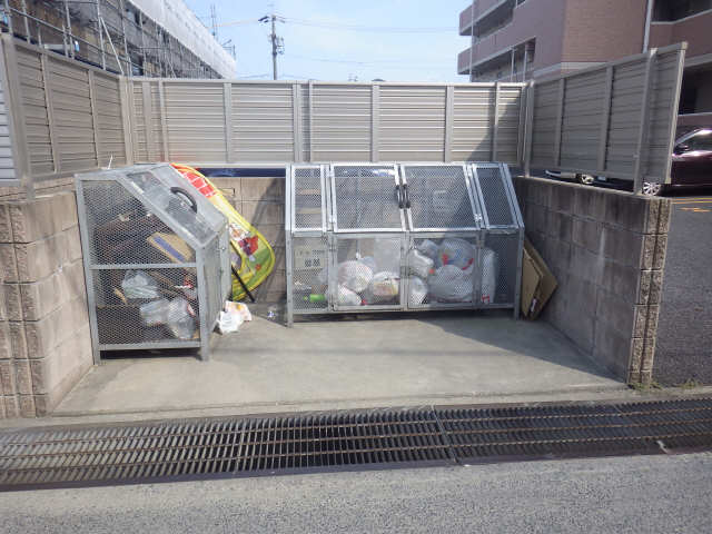 Ｓ－ＦＯＲＴ三重大学前 1階 ゴミ捨て場