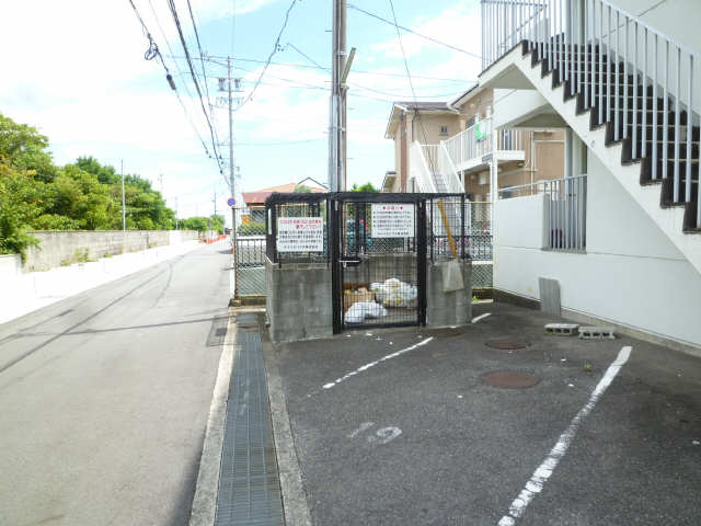 江戸橋マンションＢ棟 2階 ゴミ捨て場