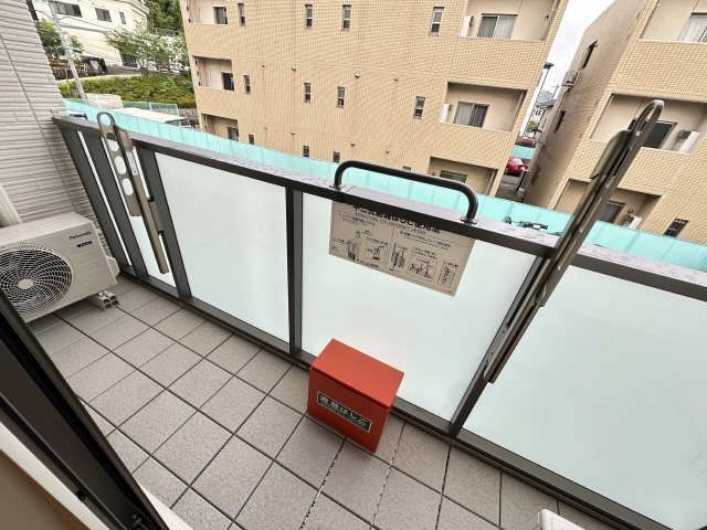 バ ルコニー