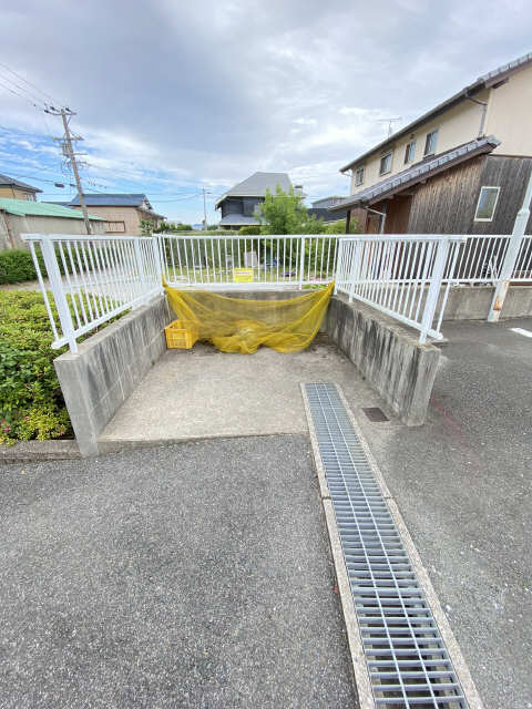 敷地内ゴミ捨て場