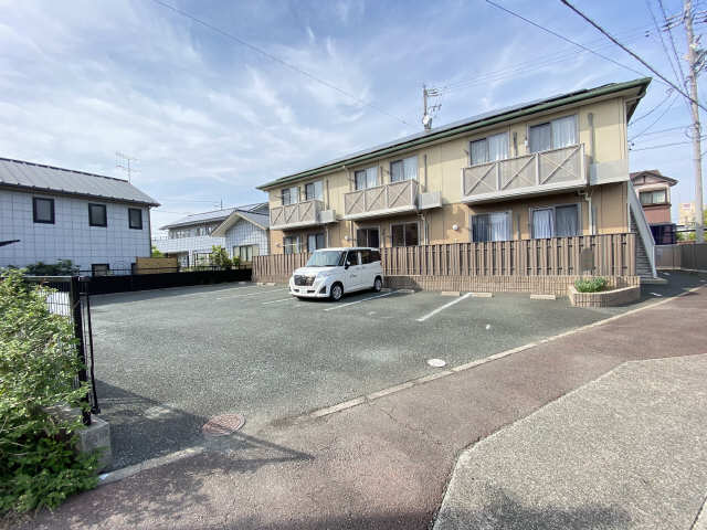 ルミエール山田 2階 駐車場