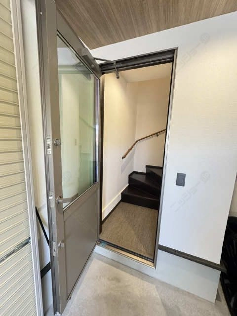 玄関（ガレージ内）