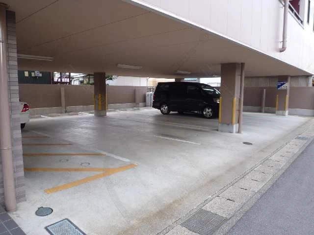 1F駐車場