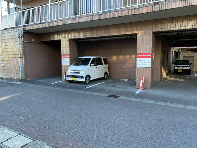 吉田マンション・城房 6階 駐車場