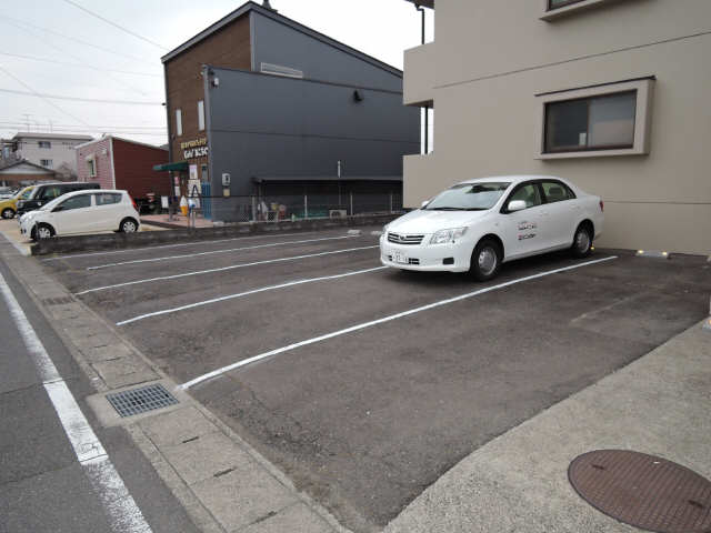 グリーンハウス鵜沼 2階 駐車場